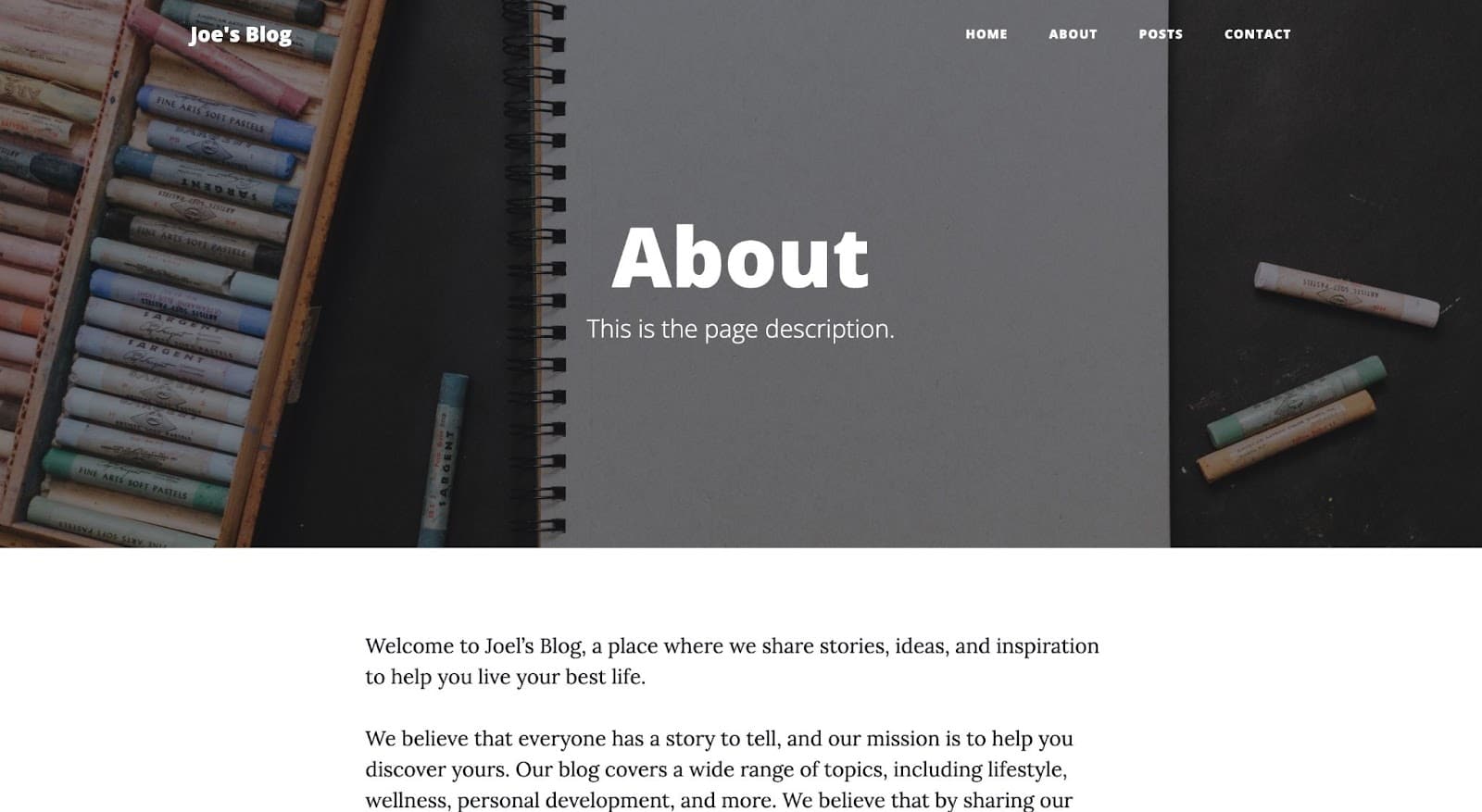 La pagina About di un sito con un’immagine di sfondo che rappresenta un bloc-notes bianco e dei pastelli colorati