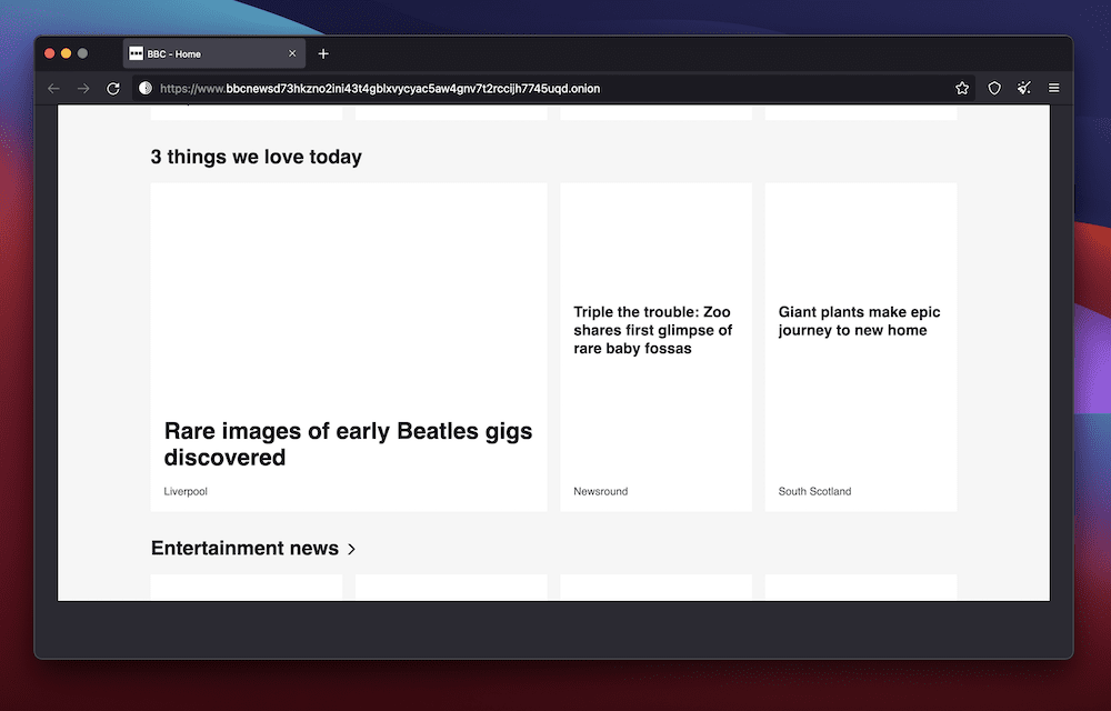 Ein Tor-Browser-Fenster mit rotem, blauem und lila Hintergrund, das die .onion-Version der BBC-Website zeigt. Es gibt Schlagzeilen für verschiedene Nachrichten, aber keine Bilder.
