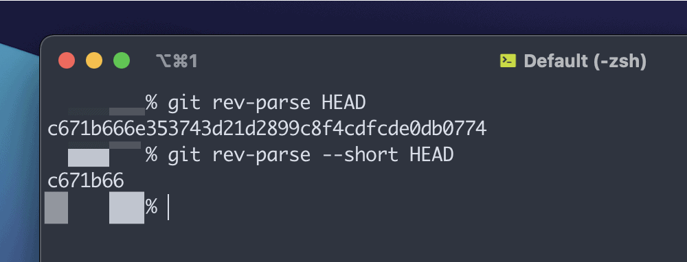 Et delvist terminalvindue i macOS, der viser en bruger, der kører kommandoerne "git rev-parse HEAD" og "git rev-parse --short HEAD". De viser begge referencehashen for den seneste commit til den aktuelle repo, hvor den første kommando viser den fulde hash, og sidstnævnte viser den korte version.