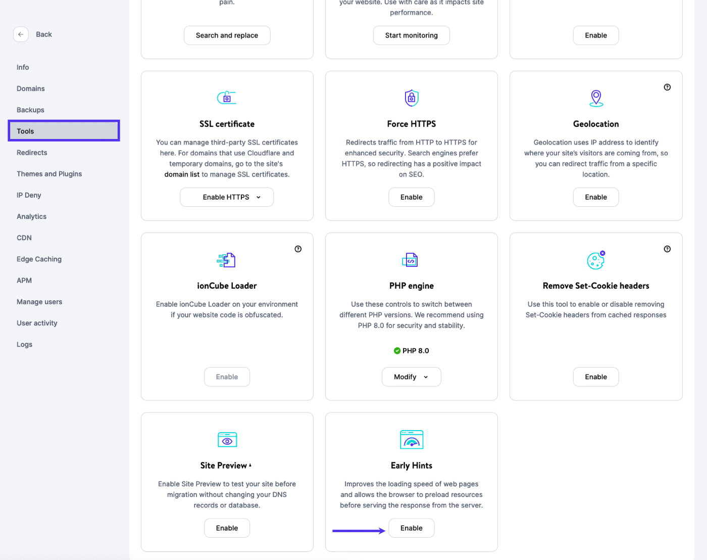 Het MyKinsta dashboard met de "Tools" sectie geopend, met tegels van opties met een paarse pijl die wijst naar de "Inschakelen" knop onder de "Early Hints" tegel.