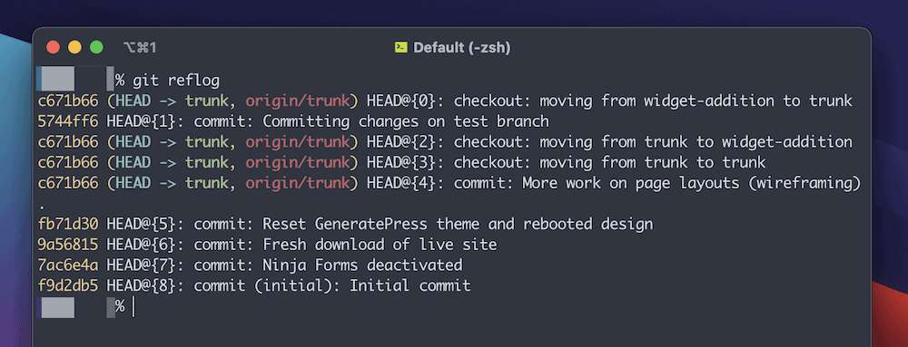 Een gedeeltelijk Terminal venster in macOS dat de gebruiker laat zien die een "git reflog" commando uitvoert. Het toont een lijst van recente commits, de bijbehorende hashes in geel, de actie die de gebruiker uitvoerde (zoals "checkout" of "commit",) en de specifieke commit beschrijving.