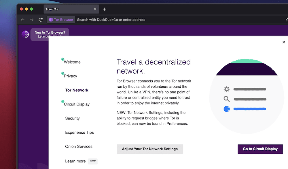 Een Tor Browser venster dat een deel van het paarse startscherm toont, en een groter deel van de witte onboarding wizard. Sommige van de linker navigatieonderdelen tonen groenblauwe vinkjes, de centrale kolom toont tekst met de kop, "Travel a decentralized network" en een grijze knop voor "Adjust Your Tor Network Settings." De rechterkant toont een cirkelvormige graphic van een menupictogram, en een paarse knop met de tekst, " Go to Circuit Display."