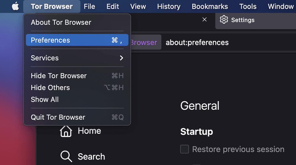 En lille del af Tor Browser-vinduet (komplet med adresselinjen og fanen Generelt på skærmbilledet Præferencer), der viser appens rullemenu med "Preferences"-indstillingen fremhævet.