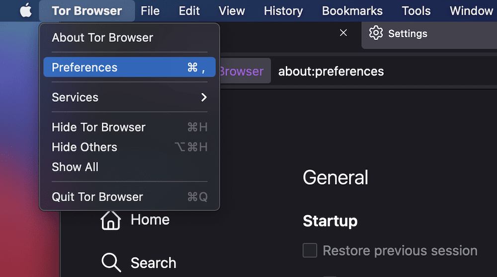 Een klein deel van het Tor Browser venster (compleet met de adresbalk en het General tabblad van het Preferences scherm) dat het drop-down menu van de app laat zien, met de "Preferences" optie gemarkeerd.