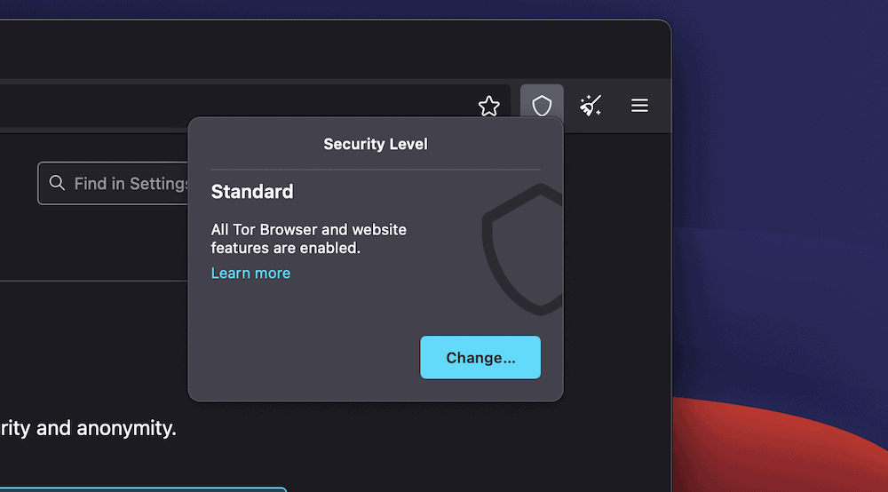 ALT-TEKST: Den øverste del af Tor-browseren viser rullemenuen Sikkerhedsniveau. Indstillingen er på "Standard", hvilket betyder, at alle Tor Browser- og webstedsfunktioner er aktive. Der er også en blå knap, der siger "Skift..."
