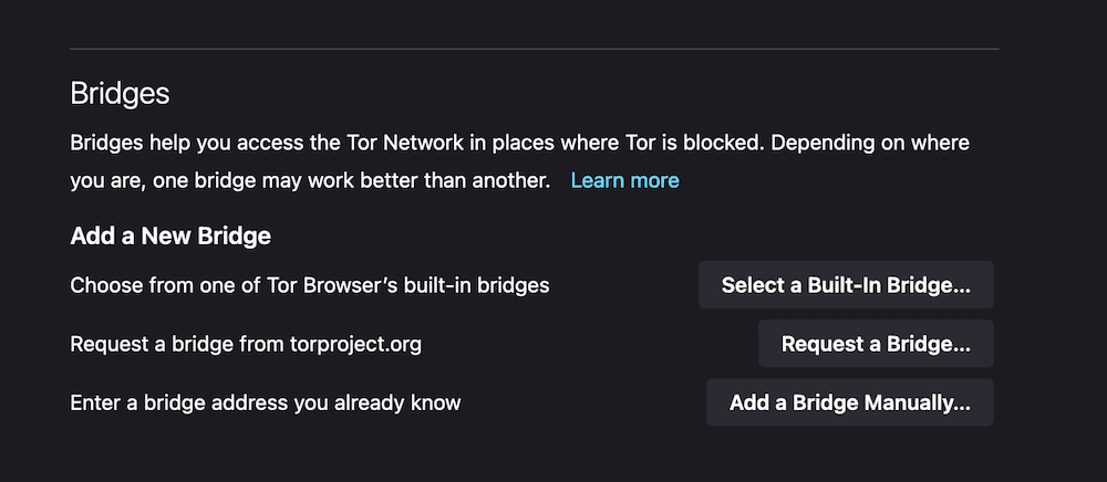 Ein kleiner Ausschnitt aus dem Verbindungsbildschirm des Tor-Browsers, der Optionen zum Verbinden mit Brücken anzeigt. Die Überschrift lautet "Brücken" und es gibt einen Unterabschnitt "Eine neue Brücke hinzufügen". Hier gibt es drei Optionen: "Wähle eine integrierte Brücke", "Fordere eine Brücke an" und "Füge eine Brücke manuell hinzu".