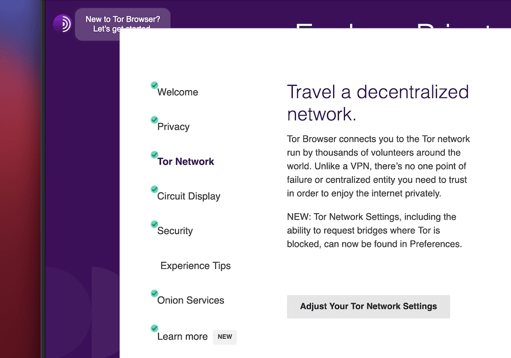 Et delvist Tor Browser-vindue, der viser onboarding-guiden. Der er venstre navigationslinks og en central kolonne med en overskrift, der lyder "Rejs et decentraliseret netværk." Nederst er en grå knap til "Juster dine netværksindstillinger."