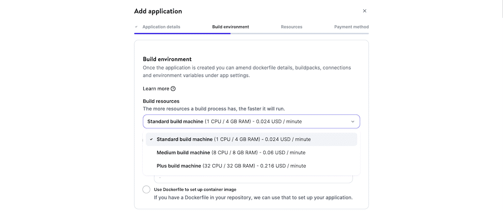 Het onderdeel Build omgeving van de wizard Applicatie toevoegen. Het toont een vervolgkeuzelijst om een van de drie buildmachine-opties te selecteren en vervolgens een gedeeltelijke sectie om een Dockerbestand te kiezen voor je deployment.