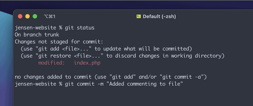 Una sezione di una finestra del Terminale che mostra l'output di un comando git status. Un file viene mostrato come modificato in rosso (index.php) e c'è anche un comando per eseguire un git commit, completo di messaggio di commit.
