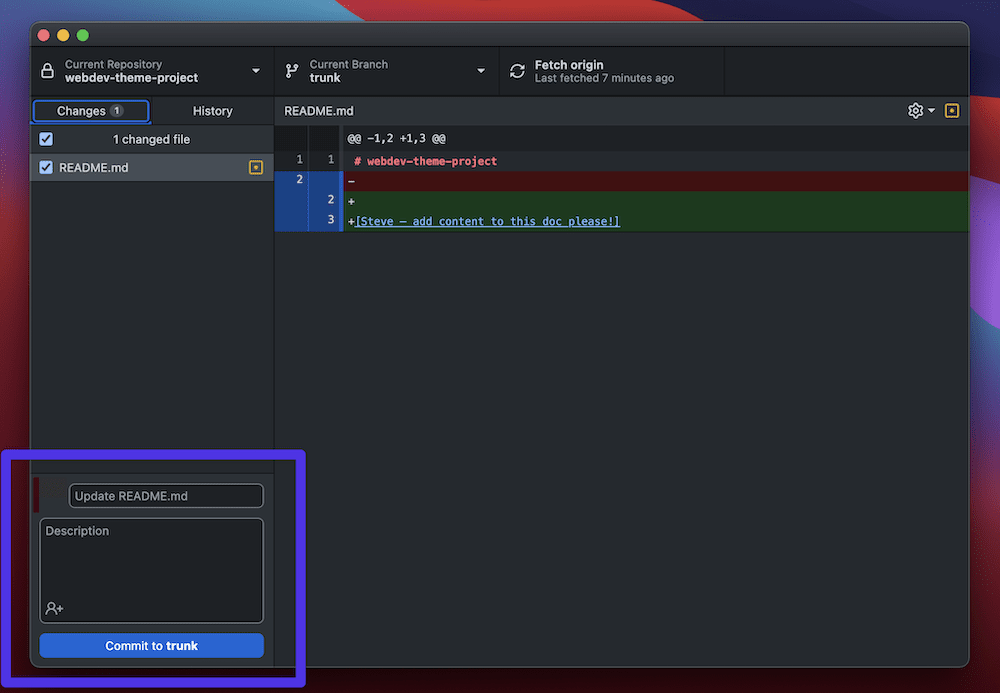 De GitHub Desktop interface die een wijziging aan een bestand aan de linkerkant laat zien, en de specifieke wijzigingen in het hoofdvenster. Er is één regel verwijderd die rood gemarkeerd is, en twee toevoegingen die groen gemarkeerd zijn. In de linker benedenhoek zie je de commit message box. Het is paars gemarkeerd en laat je het vastleg bericht en de beschrijving typen. Er is een blauwe