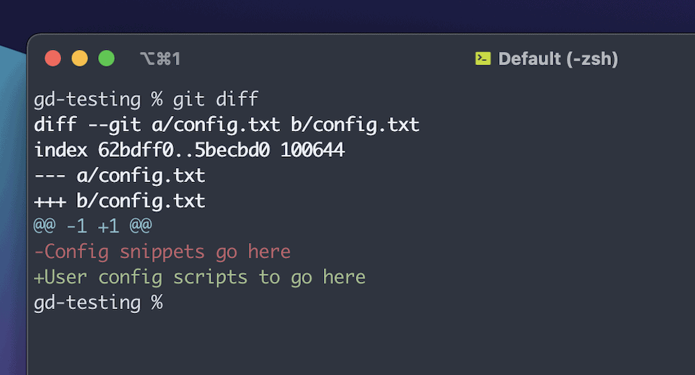 Una parte della finestra del terminale che mostra un tipico output di git diff. Mostra i file confrontati, i riferimenti all'indice, la chiave e la legenda delle modifiche tra i documenti e le modifiche stesse.