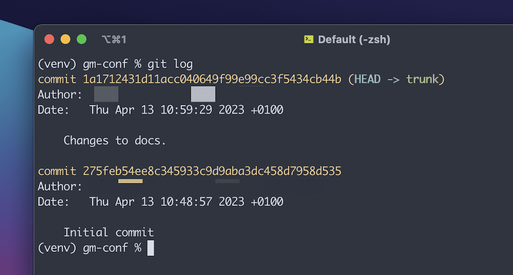 Una ventana de Terminal mostrando el registro Git de un repositorio. Hay dos commits con títulos amarillos, junto con detalles sobre el autor, la fecha y el mensaje de commit.