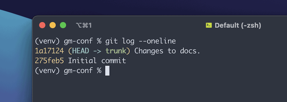 Ein Teil eines Terminalfensters, der die Ausgabe eines einzeiligen Git diff-Befehls anzeigt. Er zeigt eine minimale Anzahl von Details an: den Hash des Commits, die Zweige und die Nachricht für jeden, bevor die Terminal-Eingabeaufforderung angezeigt wird.