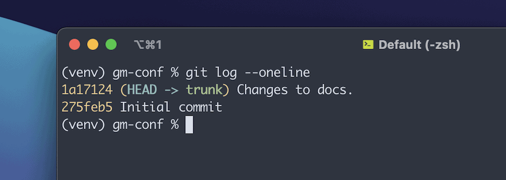 Een deel van een Terminal venster dat de uitvoer van een één line Git diff commando laat zien. Het toont een minimaal aantal details: de hash van de commit, branches en boodschap voor elk voordat het de Terminal prompt toont.