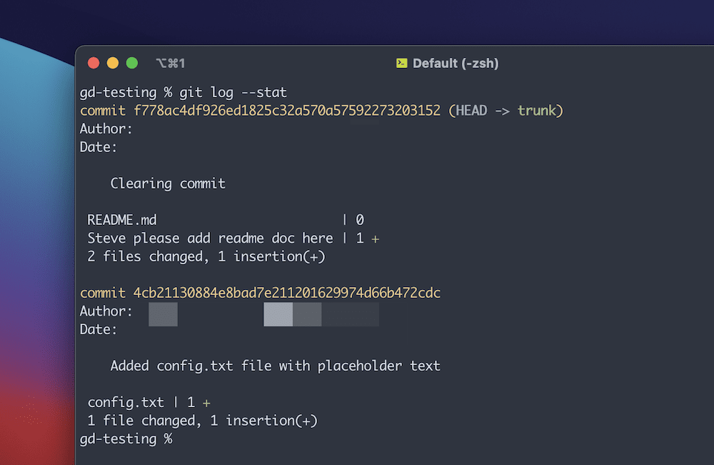 Una finestra del terminale che mostra l'output di un comando git log --stat. Mostra due commit, con l'hash evidenziato in oro, l'autore, la data del commit, il messaggio di commit e il numero di file modificati e inseriti.