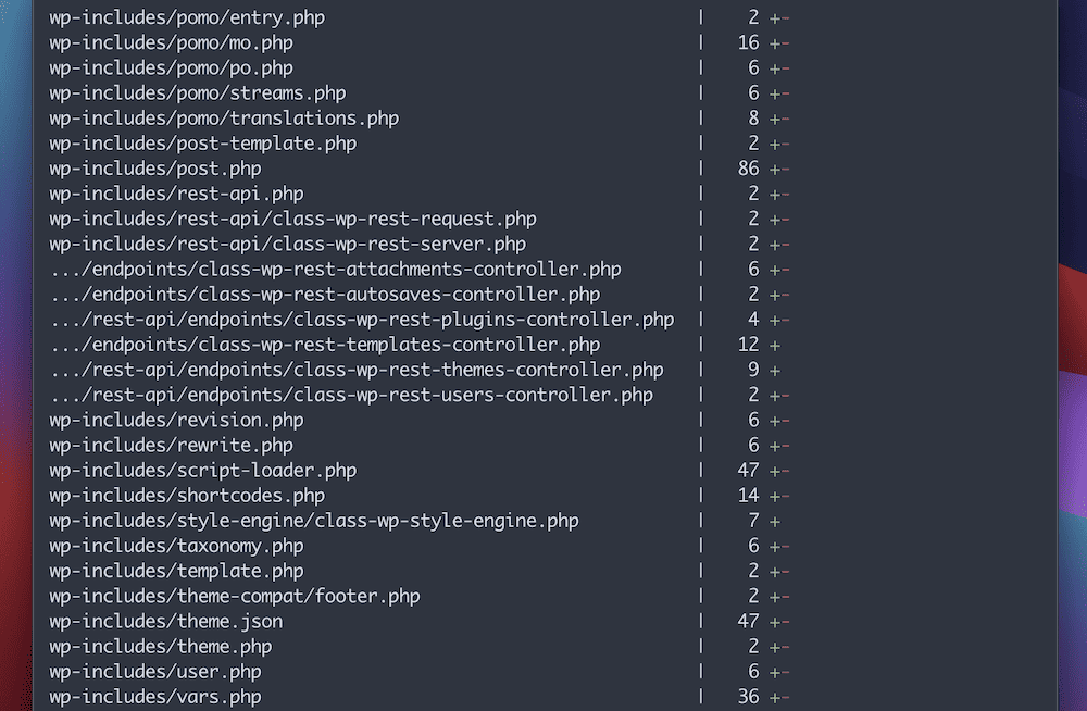Ein Teil eines Terminal-Bildschirms, der die Ausgaben und Aufgaben eines Git-Pull-Befehls anzeigt. Die Liste zeigt Dateien aus einem entfernten WordPress-Repository und zugehörige Statistiken.