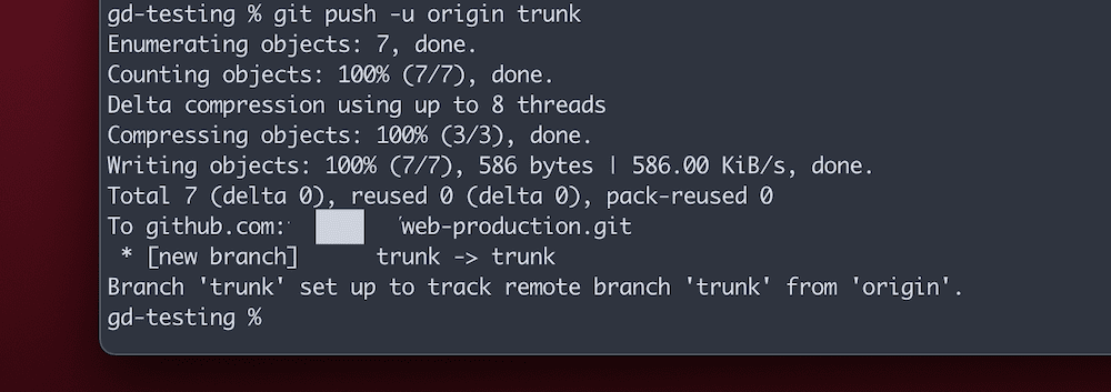 Una parte della finestra del Terminale che mostra l'output di un comando git push. Mostra come il processo enumera i file, li comprime e li scrive su GitHub. Mostra anche a quale URL vanno i file, eventuali nuovi branch che devono essere impostati e un riepilogo dell'azione complessiva intrapresa: il tracciamento di un branch remoto dall'origine.