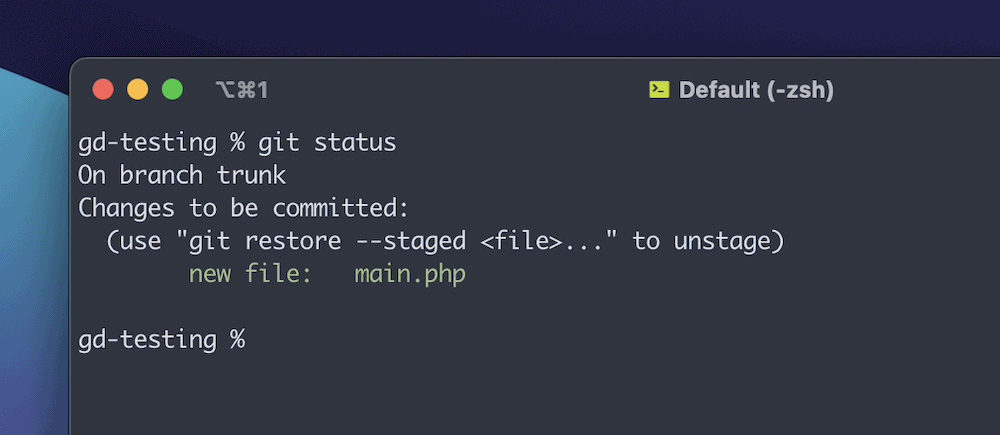 Ein Terminalfenster, in dem der Benutzer einen Git-Status-Befehl ausführt. Die Ausgabe zeigt den aktuellen Zweig und die Änderungen, die übertragen werden sollen. Außerdem gibt es Anweisungen, um eine Datei zu entstagen.