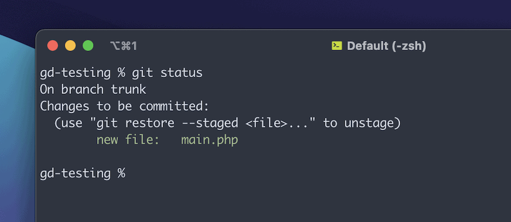 Een Terminal venster waarin de gebruiker een git status commando uitvoert. De uitvoer toont de huidige branch en de wijzigingen die gecommit moeten worden. Er zijn ook instructies om een bestand te unstagen.