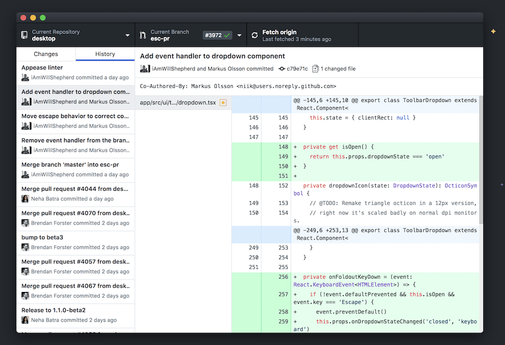 L'interfaccia GitHub Desktop, che mostra una cronologia dei commit sul lato sinistro e le differenze di codice all'interno di un commit specifico nella finestra principale. Ci sono numerose aggiunte di riga che utilizzano l'evidenziazione verde.
