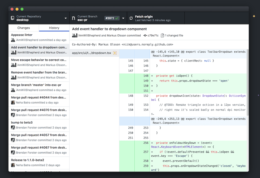 De GitHub Desktop interface, die een geschiedenis van commits aan de linkerkant laat zien, en codeverschillen binnen een specifieke commit in het hoofdvenster. Er zijn een aantal regel toevoegingen die groene markering gebruiken.