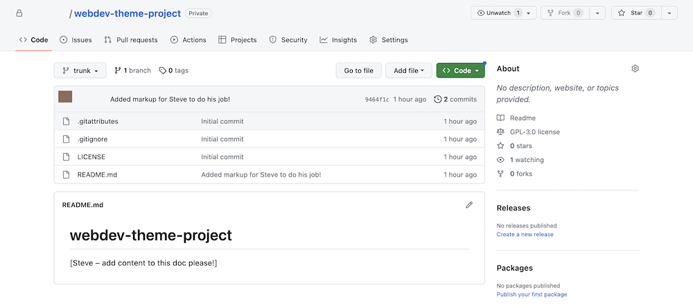 La pagina iniziale di un repo su GitHub. Mostra il percorso del repo, una selezione di opzioni di navigazione per svolgere diverse attività e un elenco di modifiche basato su un commit recente. Sono presenti anche informazioni sul repo, come la licenza, la descrizione e la programmazione dei rilasci.