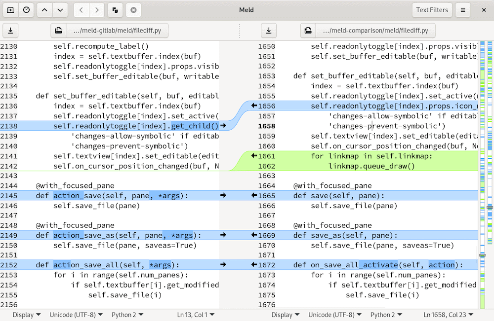 L'interfaccia dell'applicazione Meld mostra il codice affiancato, completo di evidenziazione in blu e verde per indicare le modifiche tra i vari file.