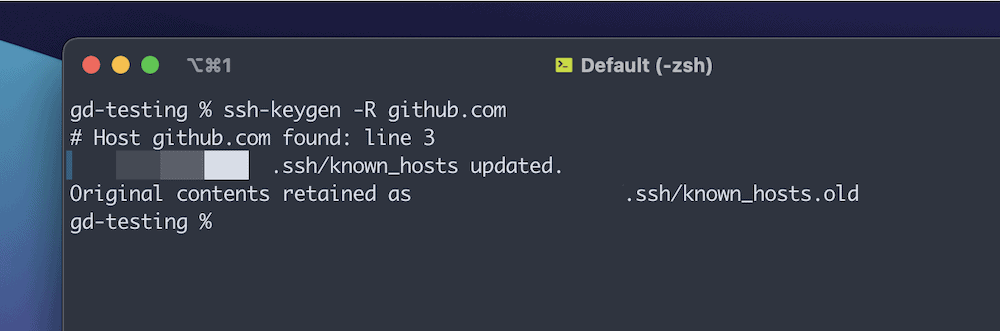 Una esquina de una pantalla de Terminal que muestra los resultados de eliminar keygens antiguos para github.com de su archivo 'hosts conocidos'. El comando elimina el archivo, encuentra el nombre del host, actualiza el archivo y proporciona una ruta donde se guarda una copia del archivo original.