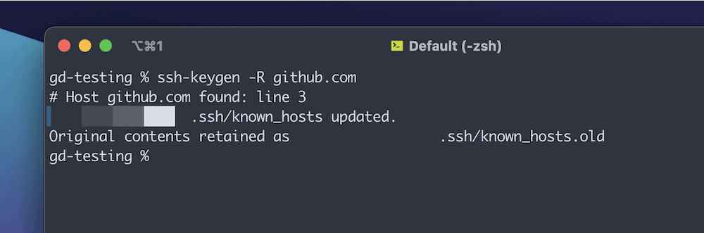 Een hoek van een Terminal scherm dat de resultaten laat zien van het verwijderen van oude keygens voor github.com uit je 'known hosts' bestand. Het commando schrapt het bestand, vindt de hostnaam, werkt het bestand bij en geeft een pad naar waar een kopie van het originele bestand is opgeslagen.