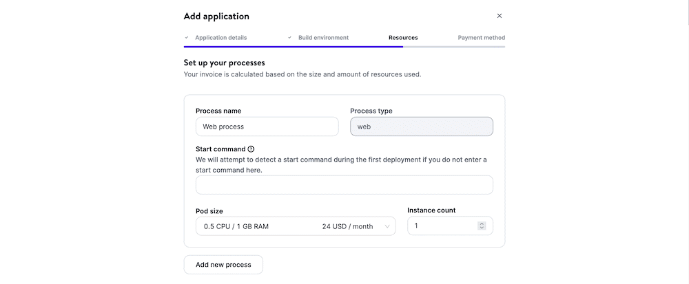 La sezione Risorse della procedura guidata Aggiungi applicazione. Mostra le opzioni per impostare un nome di processo, selezionare un tipo di processo, aggiungere un comando di avvio, selezionare una dimensione del pod e specificare un numero di istanze. C'è anche un pulsante bianco Aggiungi nuovo processo.