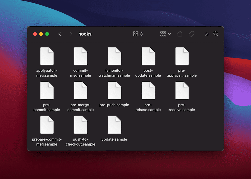 Een Finder venster in macOS met de verborgen hooks map voor een Git repo. Het bevat een heleboel voorbeeld hook script bestanden, elk met een .sample extensie.