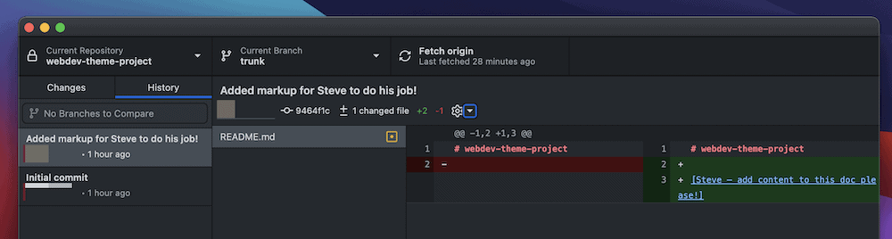 Una parte dell'interfaccia di GitHub Desktop che mostra un singolo commit e le relative modifiche. Mostra la rimozione degli spazi bianchi che utilizzano l'evidenziazione rossa e le aggiunte di righe che utilizzano l'evidenziazione verde.