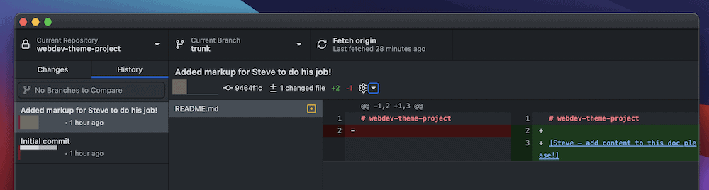 Een gedeelte van de GitHub Desktop interface dat een enkele commit en zijn wijzigingen laat zien. Het toont het verwijderen van witruimte met rode markering, en regel toevoegingen met groene markering.