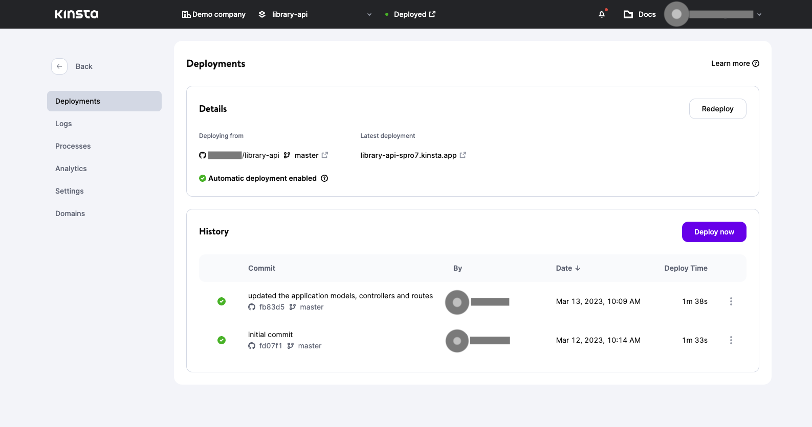 Het tabblad MyKinsta "Deployments" toont details over de ge deployen applicaties.