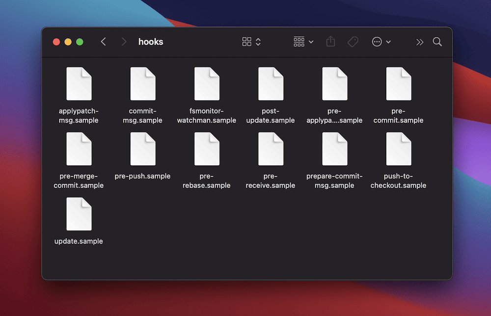 Een macOS Finder-scherm met een lokale map met 13 witte voorbeeld hooks-bestanden op een grijze achtergrond.