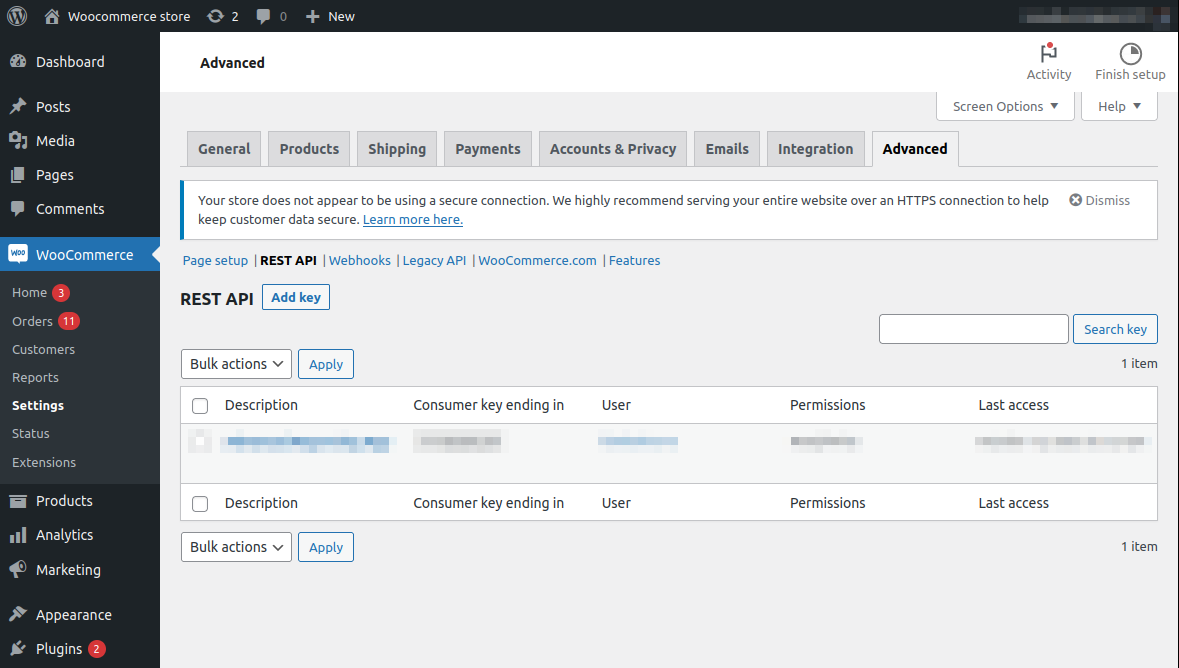 Pestaña Avanzado de WooCommerce mostrando la sección API REST. Hay un botón Añadir clave, un campo Buscar clave, una lista Acciones masivas y un botón Aplicar. Cada clave tiene una tabla con las columnas Descripción, Clave de consumidor que termina en, Permisos y Último acceso.