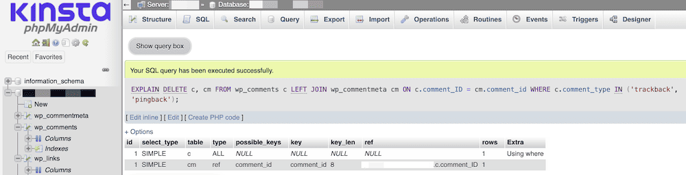 La ventana de salida de la consulta SQL de phpMyAdmin muestra un mensaje de ejecución correcta de la consulta SQL. Debajo del mensaje hay un comando SQL para explicar una operación de eliminación en las tablas de comentarios de WordPress, con detalles del plan de ejecución de la consulta.