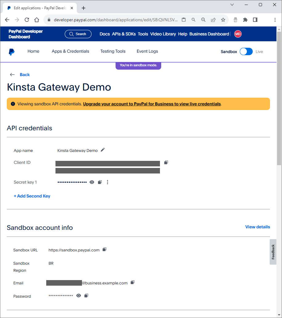 Credentials op PayPal voor de Kinsta Gateway Demo app. Het API credentials gedeelte heeft de app naam, klant ID en geheime sleutel. De sandbox account info heeft de URL, regio, e-mail en wachtwoord.