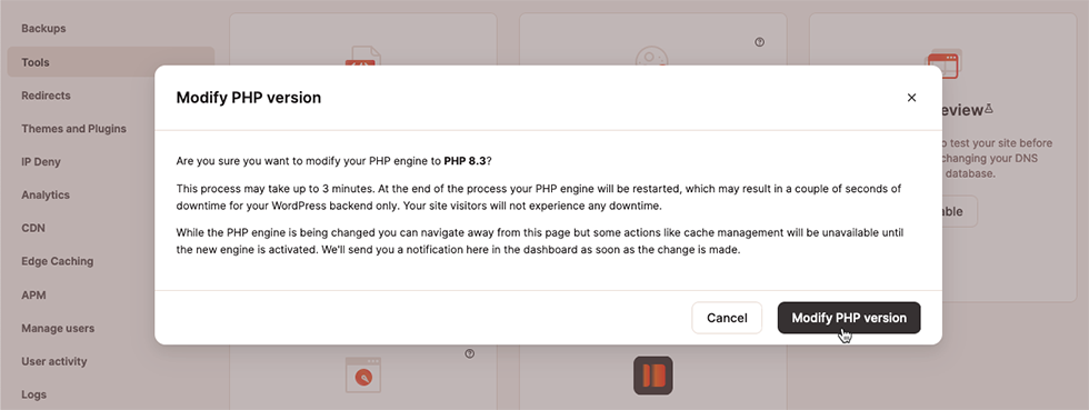 Skærmbillede, der viser bekræftelsesdialogen for ændring af PHP-versioner.
