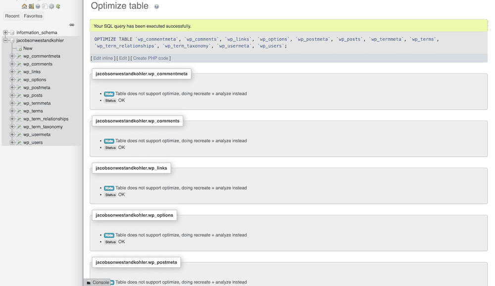 De phpMyAdmin interface toont een bericht dat aangeeft dat de SQL query voor het optimaliseren van WordPress database tabellen succesvol is uitgevoerd. Onder het bericht staan individuele tabellen met opmerkingen over hun optimalisatie ondersteuningsstatus.