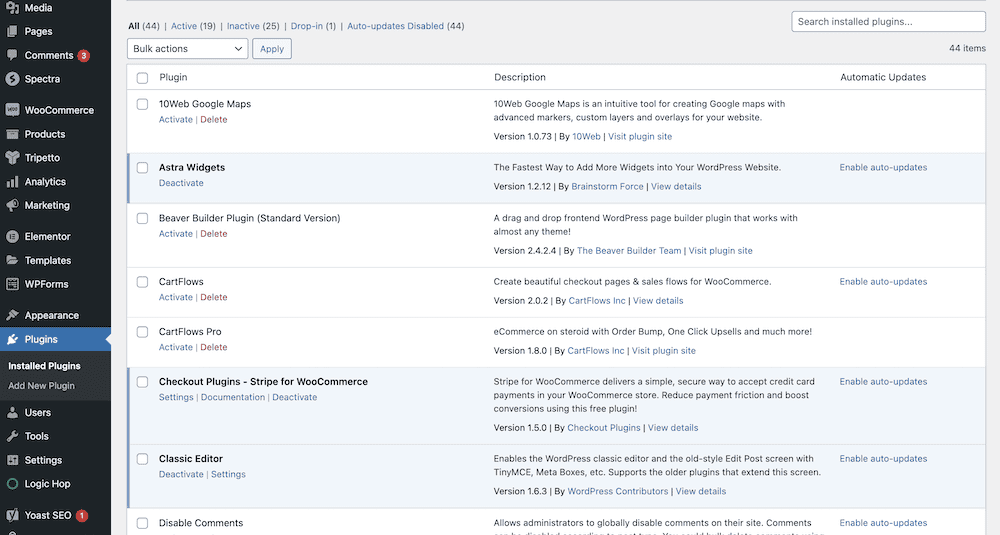 La dashboard di WordPress mostra l'elenco dei plugin installati. Ogni plugin ha una descrizione, con le opzioni per attivarlo, disattivarlo o eliminarlo e le impostazioni per gli aggiornamenti automatici.