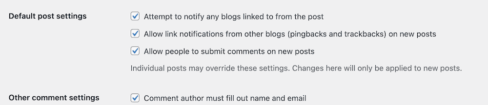La pantalla "Ajustes de Comentarios" del panel de control de WordPress muestra casillas de verificación para los ajustes predeterminados de las entradas, como notificar a los blogs enlazados, permitir notificaciones de enlaces desde otros blogs y permitir que la gente envíe comentarios a las nuevas entradas.