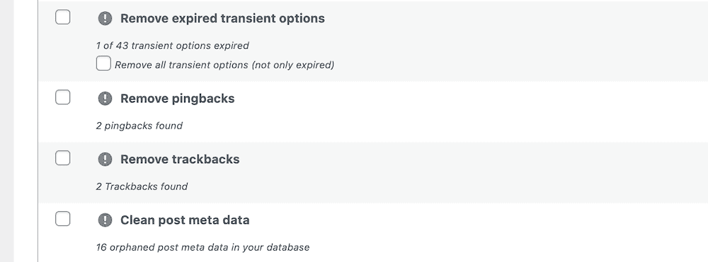 El panel de control de WordPress muestra la configuración del plugin WP-Optimize con opciones para eliminar las opciones transitorias caducadas, los pingbacks, los trackbacks y para limpiar los metadatos de las entradas, mostrando el recuento de elementos encontrados para cada categoría.