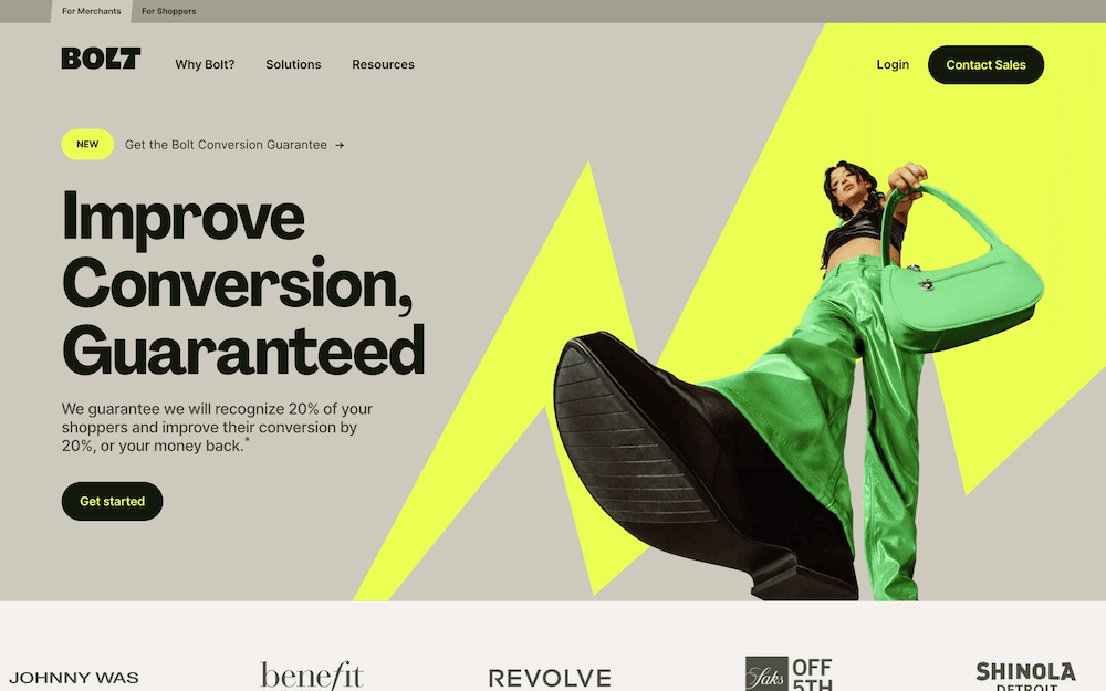Una mujer con pantalones verdes camina mientras sostiene una gran bolsa de la compra de color turquesa, sobre un fondo blanco y amarillo brillante con formas geométricas abstractas y el texto "Mejora la Conversión, Garantizado".