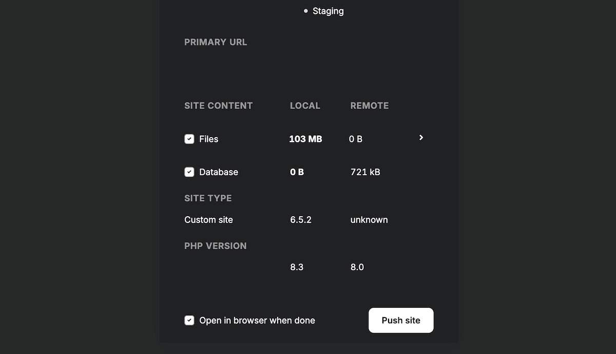 DevKinsta's Push site dialoog, met opties om te kiezen voor het pushen van bestanden en de database, samen met de status van de remote branch. Er zijn ook details over het type site, zoals de WordPress versie en PHP versie. Onderaan staat een selectievakje om de site in de browser te openen als de testomgeving klaar is met updaten, samen met een knop 'Push site' om de wijzigingen naar de live site te deployen.