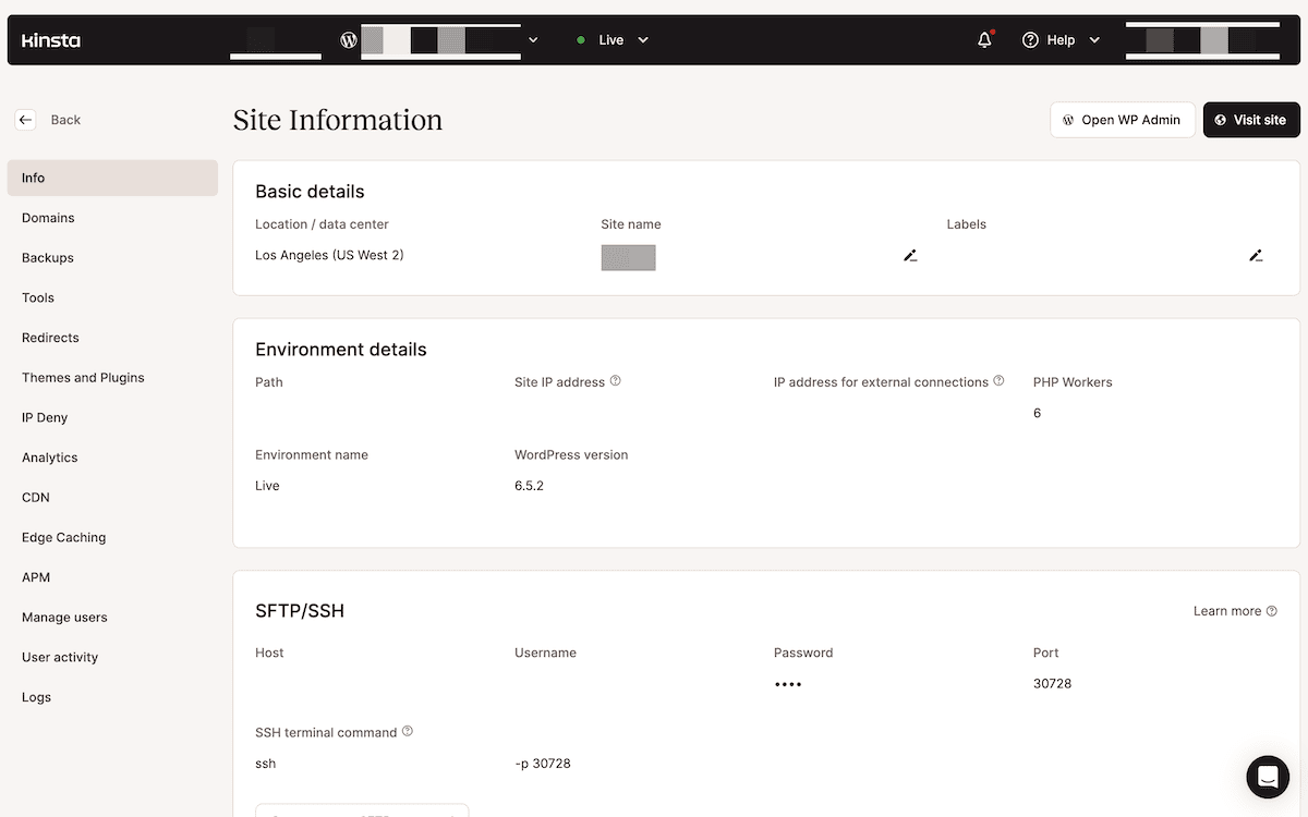 De sectie 'Site-informatie' binnen het MyKinsta dashboard. De pagina is verdeeld in secties voor basisdetails en omgevingsdetails. Basisgegevens omvatten de locatie/datacentrum (Los Angeles, VS West 2), een bewerkbaar sitenaamveld en labels. Omgevingsdetails tonen het pad van de site, het IP-adres, de omgevingsnaam (Live), de WordPress-versie (6.5.2), het aantal PHP-medewerkers (6), host/gebruikersnaam/wachtwoord/poort voor SFTP/SSH-toegang en een SSH-terminalcommando. Er zijn knoppen waarmee de gebruiker het WP Admin scherm kan openen en de site kan bezoeken.