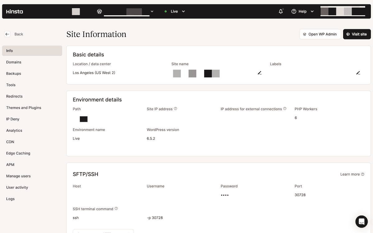 La sección Información del sitio del panel de MyKinsta. Los detalles básicos muestran el centro de datos del sitio, los detalles del entorno, la ruta del sitio, la dirección IP, la versión de WordPress, el nombre del entorno y los recursos disponibles. También hay detalles sobre el acceso SFTP/SSH y las credenciales.