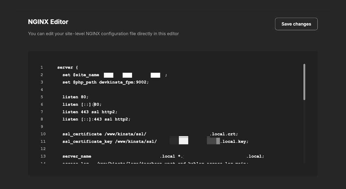 De Nginx configuratiebestand editor binnen DevKinsta, waarmee je de Nginx configuratie op siteniveau direct kunt bewerken. De editor bevat voorbeeldconfiguratiecode voor een serverblok, met richtlijnen voor het instellen van de sitenaam, PHP-versie en -pad, luisterpoorten 80 en 443 met HTTP/2 ingeschakeld, SSL-certificaat en sleutelbestandspaden, en de servernaam die reageert op alle hostnamen.