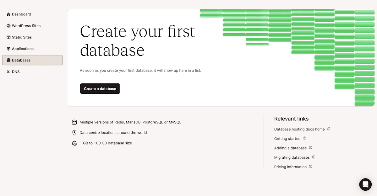 La página Bases de datos dentro del panel de control de MyKinsta. El texto principal dice "Crea tu primera base de datos". Hay detalles sobre la gestión de bases de datos, como elegir entre varias versiones de Redis, MariaDB, PostgreSQL y MySQL, y las ubicaciones de los centros de datos. Bajo el título, hay un botón negro con texto blanco que dice "Crea una base de datos".