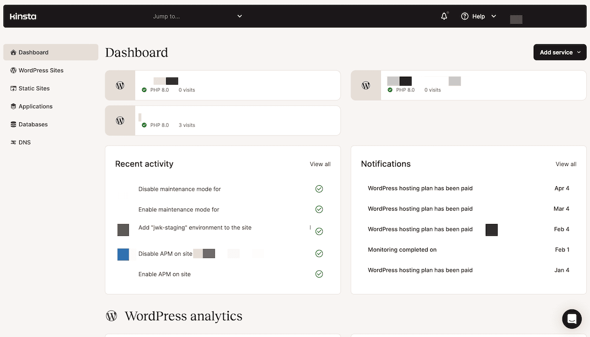 Ein Bild des MyKinsta-Dashboards, das eine Übersicht der gehosteten WordPress-Websites anzeigt. Es enthält eine PHP-Versionsnummer und die Anzahl der letzten Besuche. Es gibt Protokolle des Abschnitts „Aktuelle Aktivitäten“, und der Bereich „Benachrichtigungen“ zeigt Nachrichten zu bezahlten WordPress-Hosting-Plänen und überwachten Websites an.